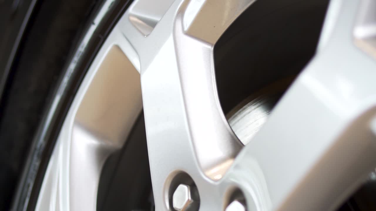 primer plano de una rueda de automóvil de aleación de plata