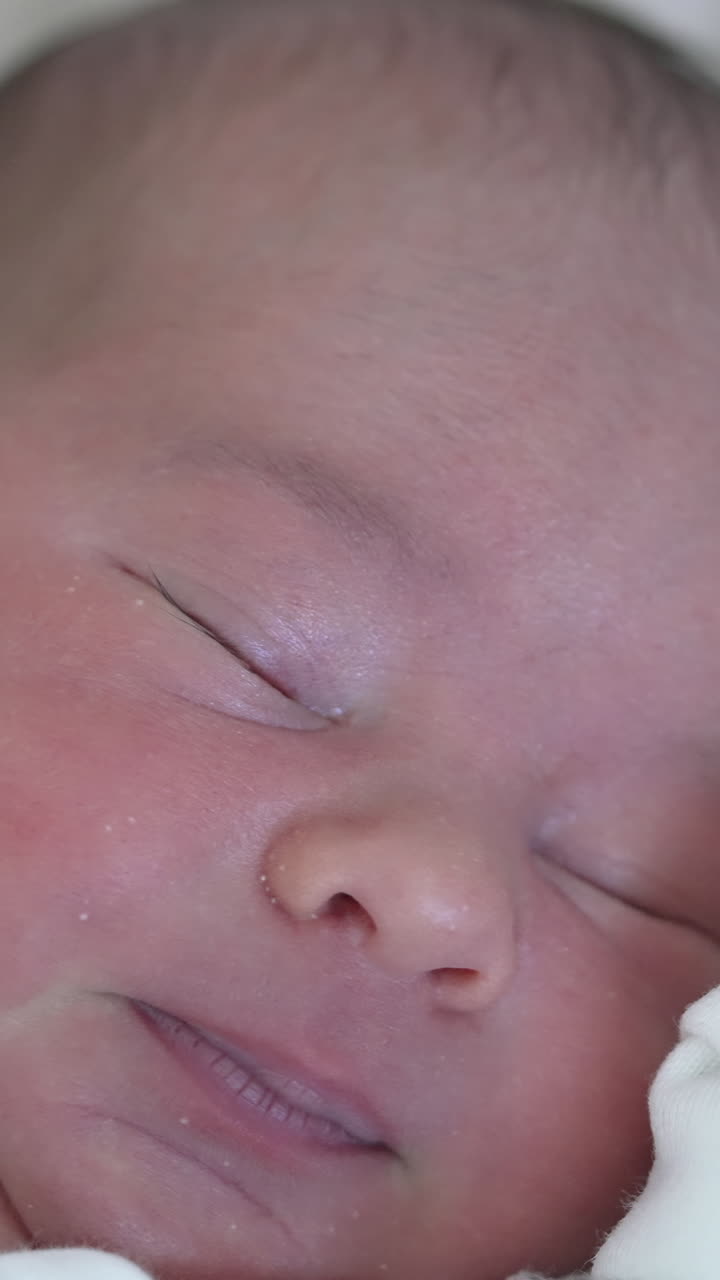 Retrato de um recém-nascido em um tecido branco. Bebê fofo deitado de costas