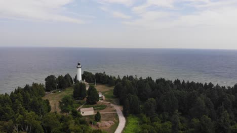 Toma-Aérea-Del-Faro-De-La-Isla-De-Cana-Desde-La-Distancia