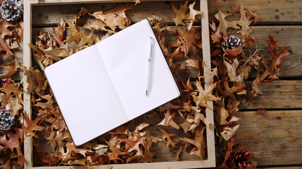 소파 4k에서 휴식을 취하는 동안 서로 상호 작용하는 커플