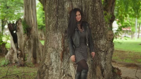 una mujer, vestida con una chaqueta y botas, pasa un día delicioso en un parque tropical del caribe