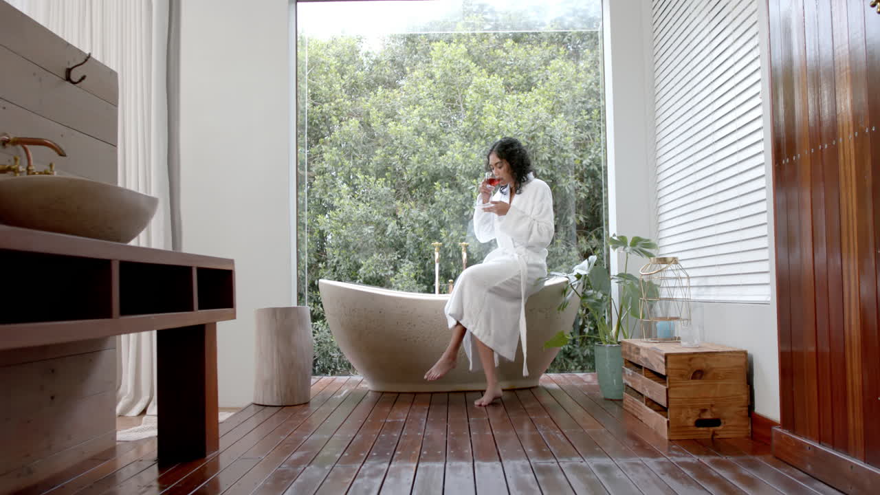 행복 한 두 인종 부부 가 집 에서 느린 동영상 으로 함께 좋은 시간 을 보내고 있다