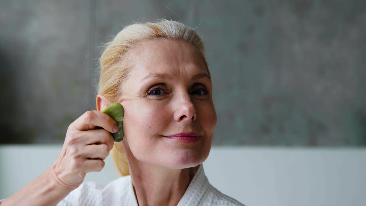 自身のケアのルーティンをしている女性