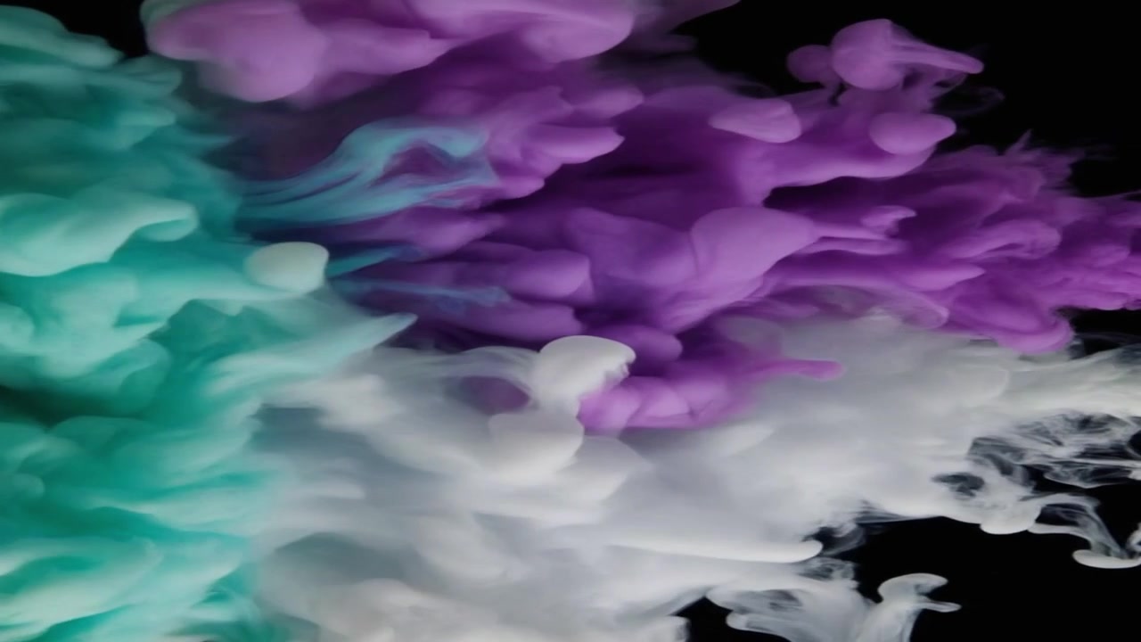 Vortici astratti di inchiostro viola, verde acqua e bianco nell'acqua