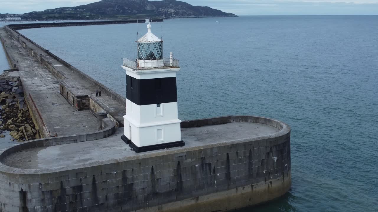 маяк holyhead самый длинный бетонный прибрежный морской защитный ориентир вид с воздуха медленное увеличение