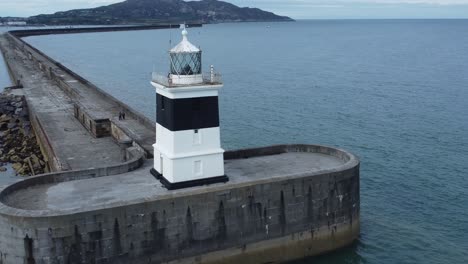 holyhead rompeolas faro más largo hormigón costero mar protección punto de referencia vista aérea zoom lento