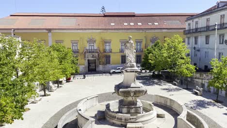 Museo-Nacional-De-Arte-Antiguo-En-Lisboa-Con-Vistas-A-La-Plaza-Y-A-La-Fuente