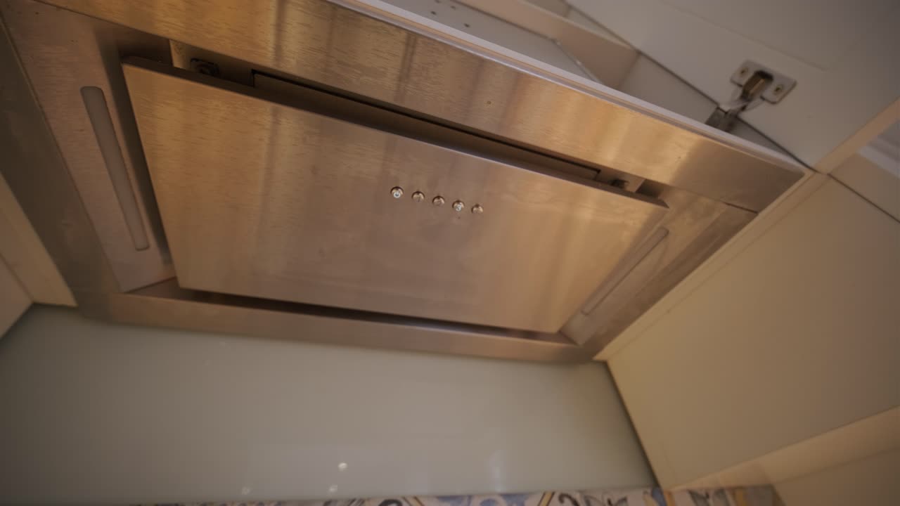 Cappa da cucina moderna in acciaio inossidabile in funzione
