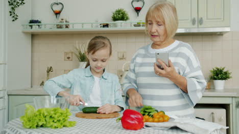 abuela y nieta cocinando juntas
