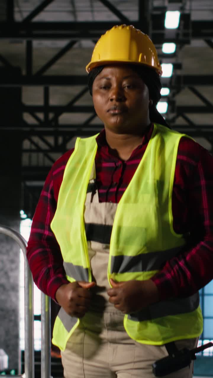 Retrato em Vídeo Vertical, equipe de engenharia, colegas diversos, instalação de indústria pesada