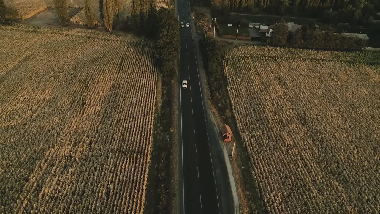 가뭄 문제로 인해 마른 옥수수 밭으로 둘러싸인 농업 운송을 위한 칠레의 주요 고속도로 중 하나의 드론 영상