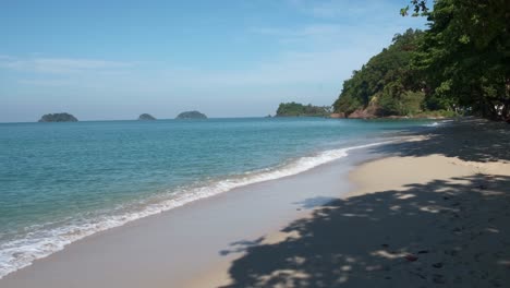 Koh-Chang,-Playa-De-Arena-Blanca-Con-Islas-Y-Pequeñas-Olas-En-Cámara-Lenta