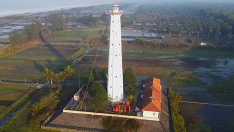 Faro-Con-Vistas-A-Los-Estanques-De-Sal-Marina-En-La-Playa-De-Ketawang,-Indonesia