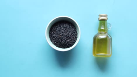 Semillas-De-Comino-Negro-Y-Aceite-En-Recipiente.