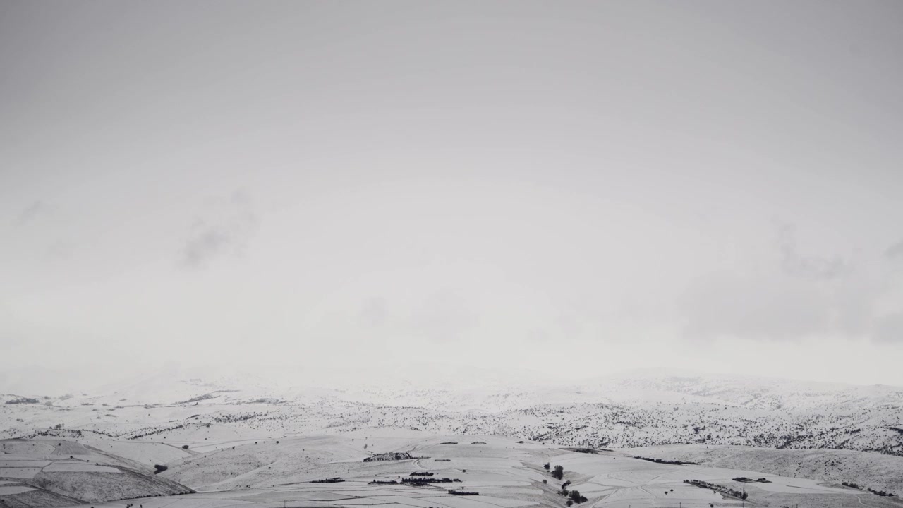 Lapso de tiempo de nubes moviéndose sobre un paisaje montañoso nevado