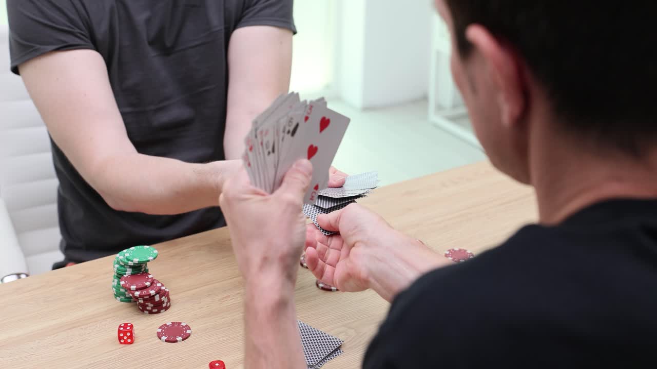 카드와 으로 된 포커 게임