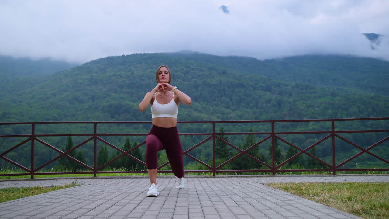 mujer haciendo lunges en la naturaleza