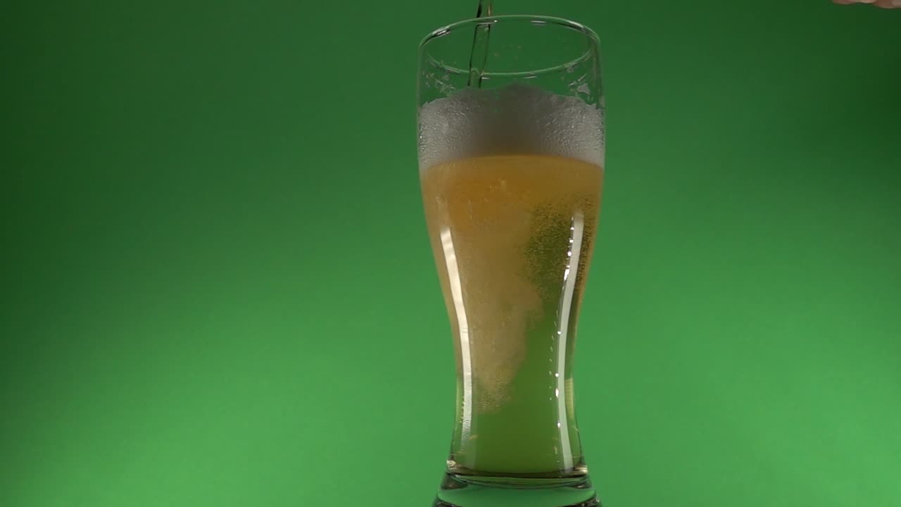un vaso de cerveza sobre un fondo cromático
