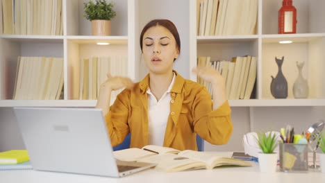 una estudiante que está abrumada por el calor.