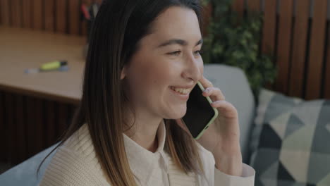 mujer en una llamada telefónica en la oficina