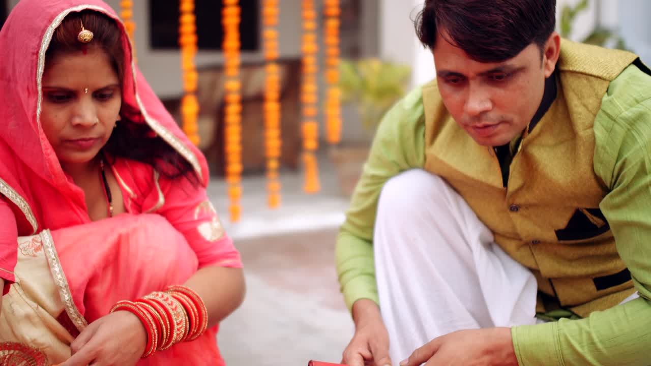 la pareja celebra un colorido diwali rangoli - rojo rosa naranja verde