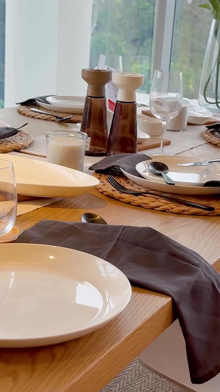 mesa de comedor bellamente arreglada con vistas panorámicas