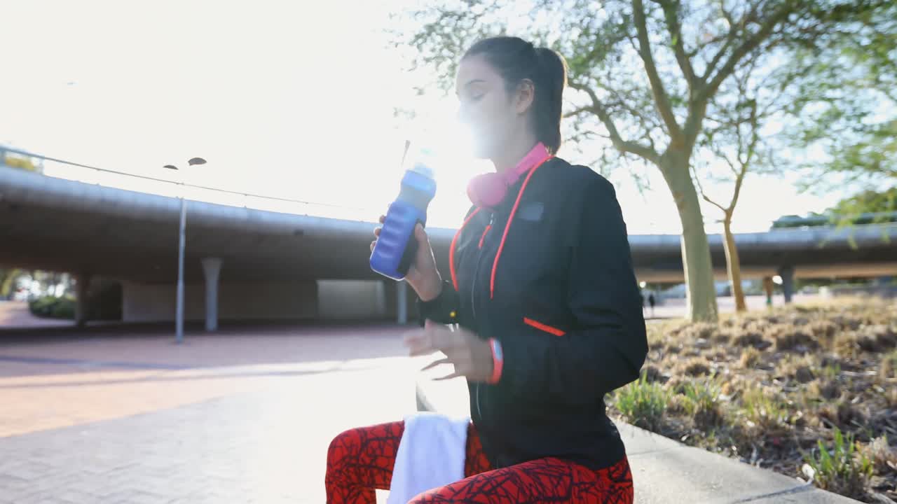 mujer de fitness agotada tomando un descanso después de correr 4k