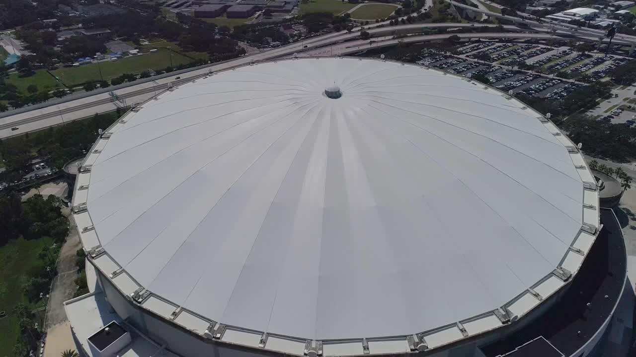 video de drones aéreos 4k del techo abovedado del campo tropicana en el centro de st.