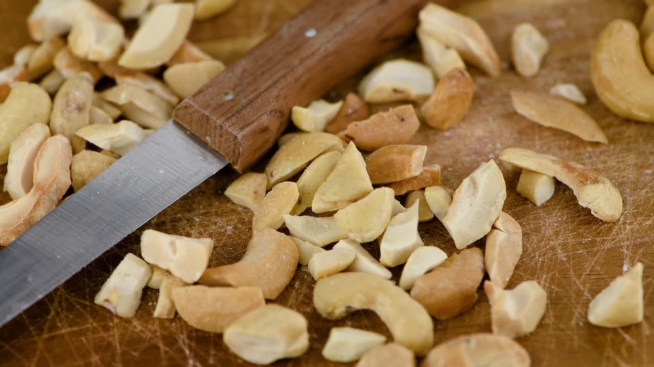 porción de nueces de caju picadas en una placa giratoria (con un bucle sin costuras)