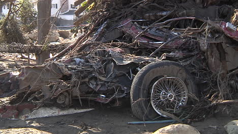 los equipos de bomberos inspeccionan los daños causados por los deslizamientos de tierra en montecito, california, tras el desastre del incendio de thomas 8