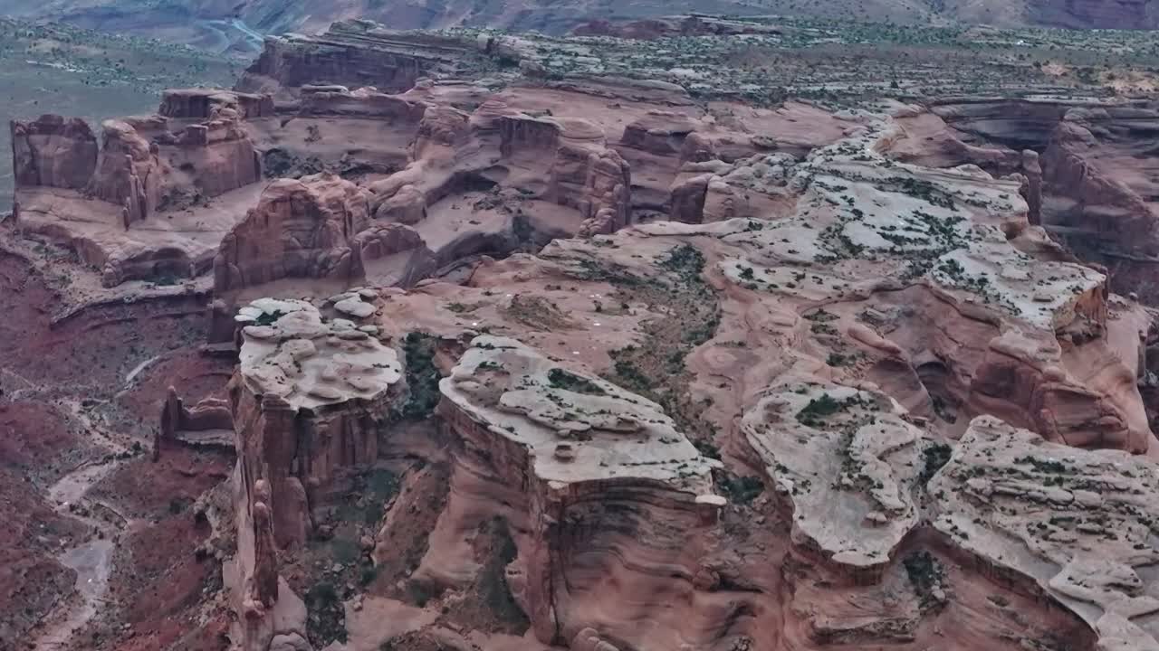 Panorami della Moab Valley nello Utah con formazioni rocciose e territorio