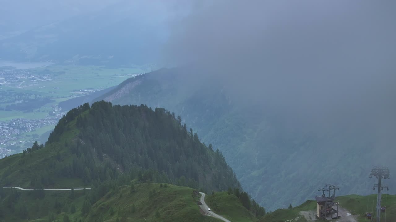 vista de los alpes austriacos y la estación de esquí de kitzsteinhorn restringida por la niebla que cae
