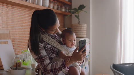 madre joven y bebé chateando por video con su mejor amiga usando un teléfono inteligente saludando a su bebé madre feliz disfrutando de compartir el estilo de vida de la maternidad