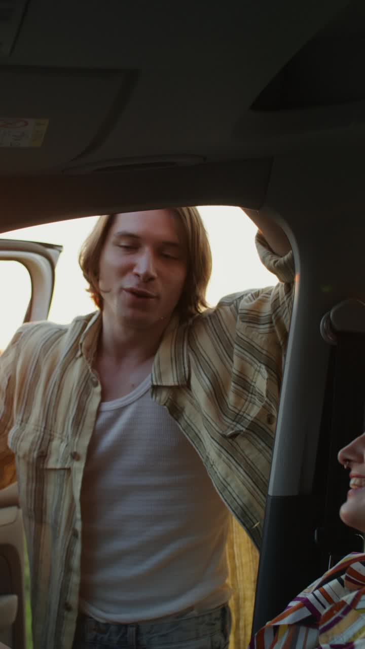 차에 타고 있는 친구들