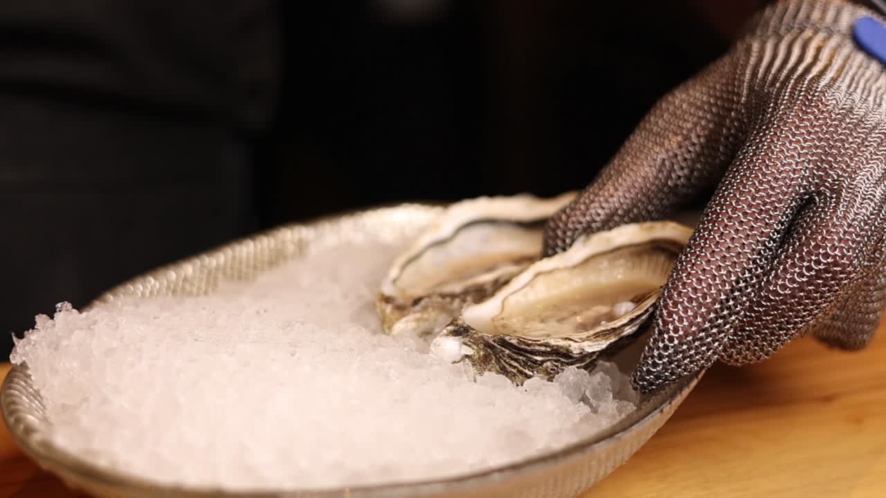 셰프는 얼음 위에 오스트리를 다루고 있습니다.