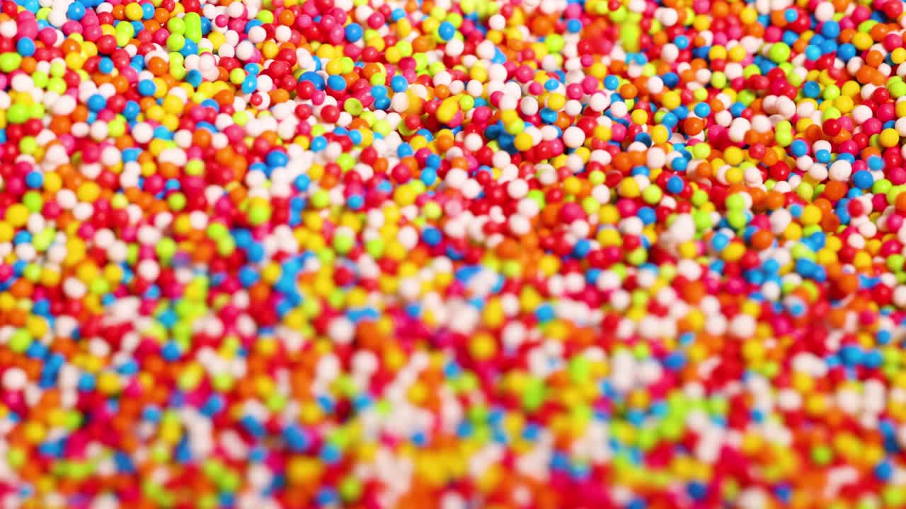 mano interactuando con salpicaduras de colores en la superficie