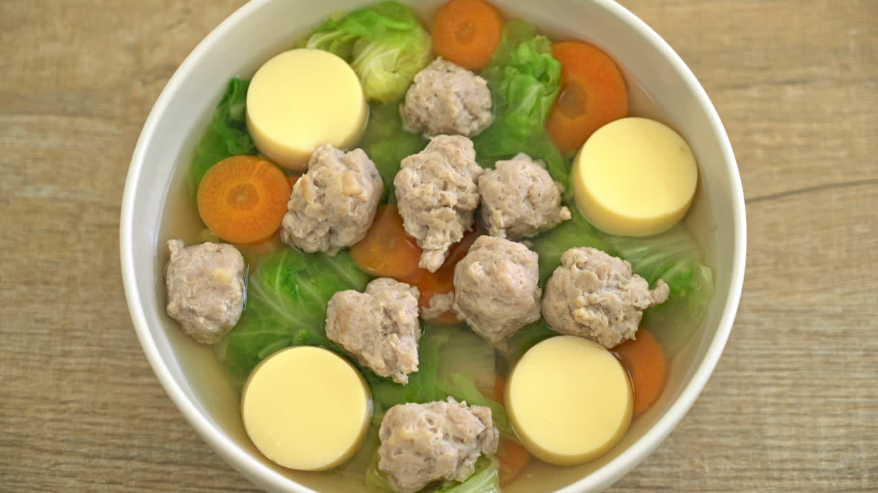 두부와 다진 돼지 고기를 곁들인 수제 맑은 국