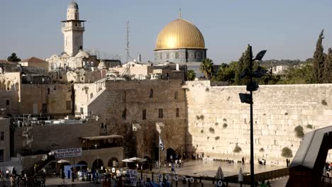 vista amplia del muro de lamento y la cúpula de la roca en jerusalem