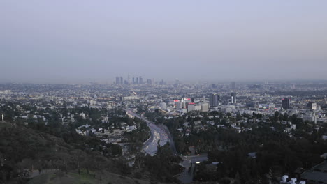 Time-lapse-of-cars-driving-on-Highway-101-into-Los-Angeles-at-dusk-California