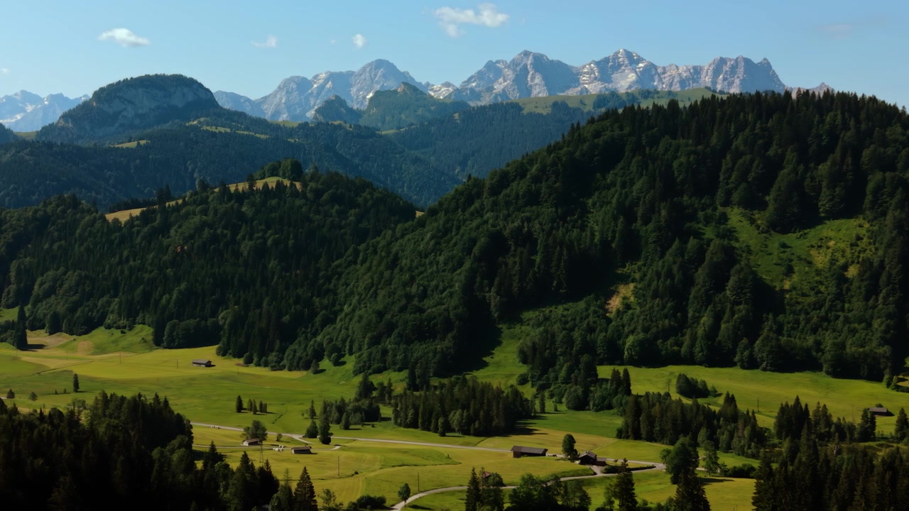 Vista panoramica dell'idilliaca regione alpina di Heutal in Austria con pascoli verdi, montagne e creste. Aerea