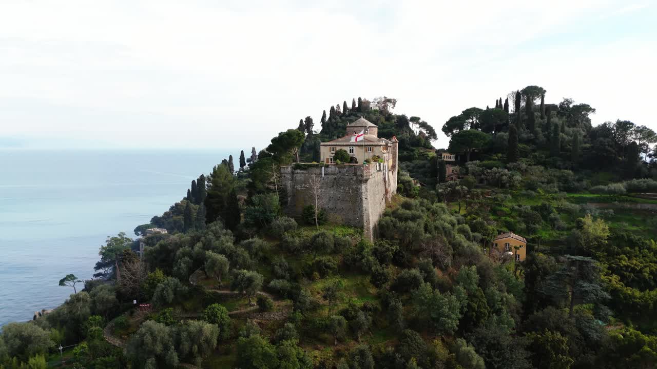 이탈리아 포르토피노 (portofino) 의 울창한 언덕 꼭대기에 있는 역사적인 빌라.