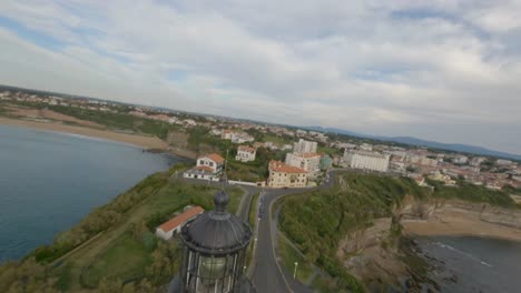 Leuchtturm-Von-Biarritz-Und-Die-Umliegende-Landschaft,-Frankreich