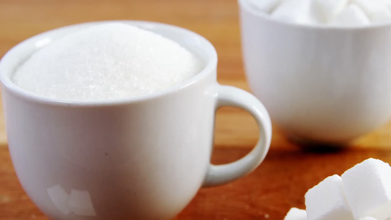 컵 설탕 파우더와 설탕 큐브