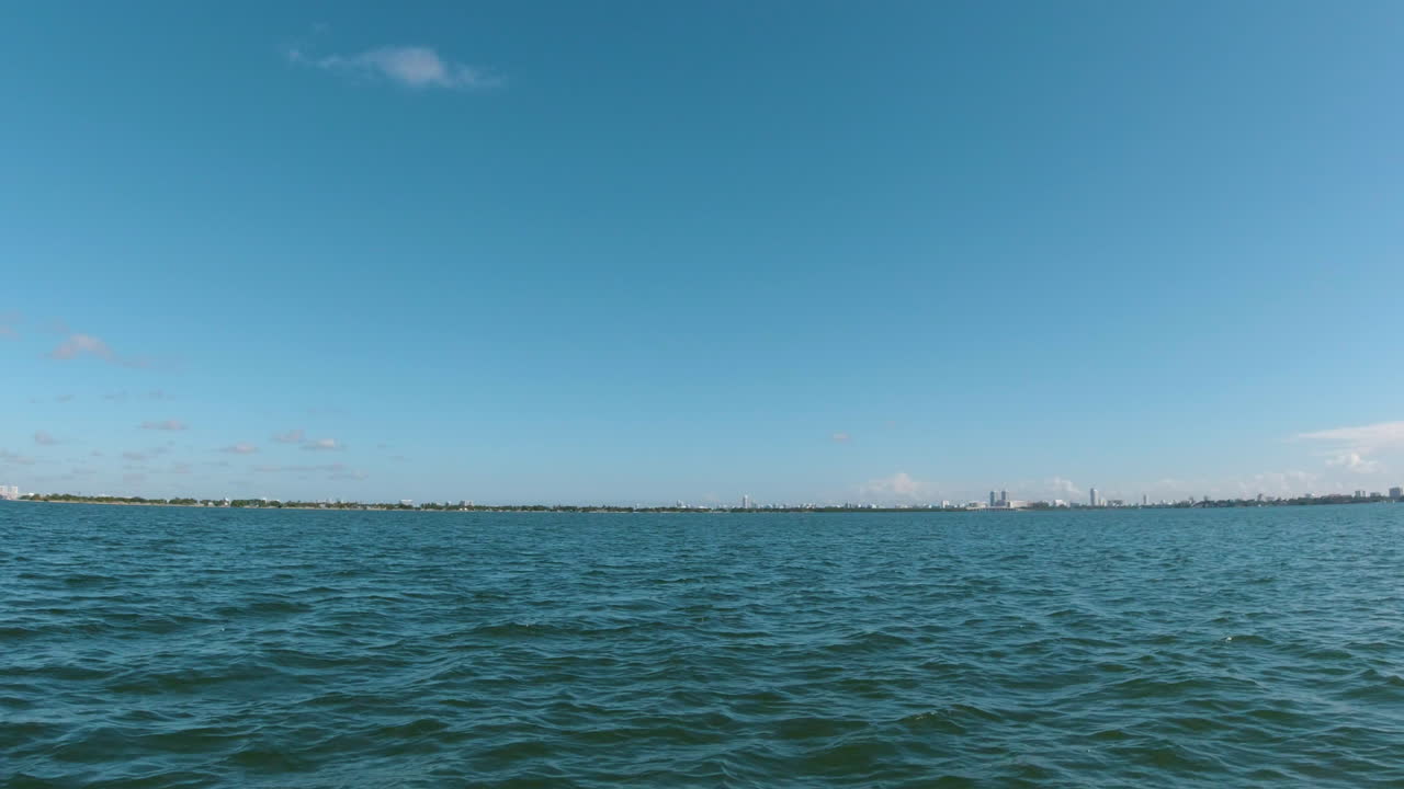 파란 바다와 파란 하늘은 플로리다 해안으로 향하는 작은 배의 앞쪽에서