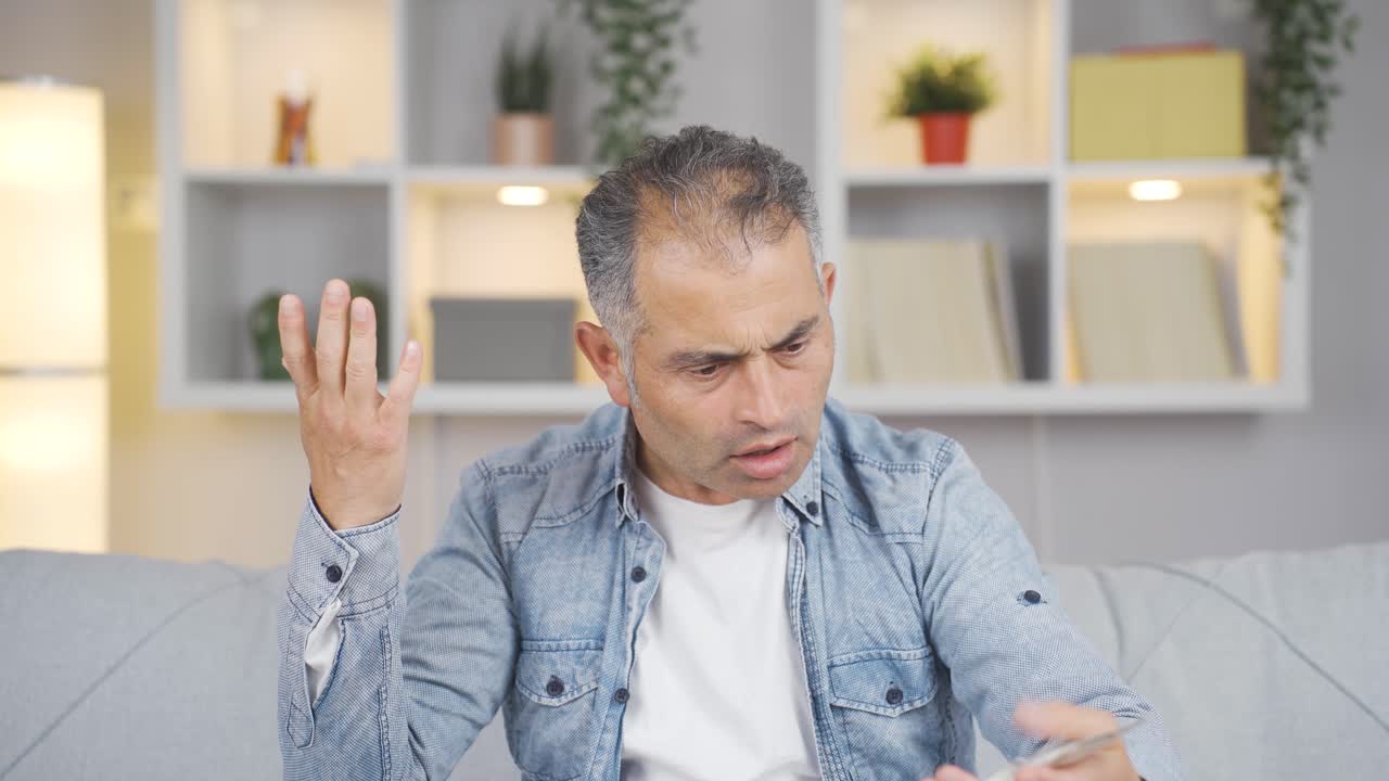 hombre enojado con un pico alto.