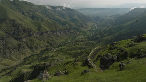 Volando-Sobre-La-Montaña-Verde-Revelando-La-Carretera-De-Montaña-Y-El-Río-Mtkvari-Cerca-De-Borjomi-En-Georgia