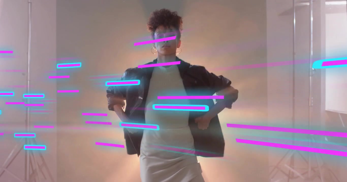 Modella che riceve istruzioni di styling, sistema la manica della giacca, mostrando barre glitch in un servizio fotografico di moda.