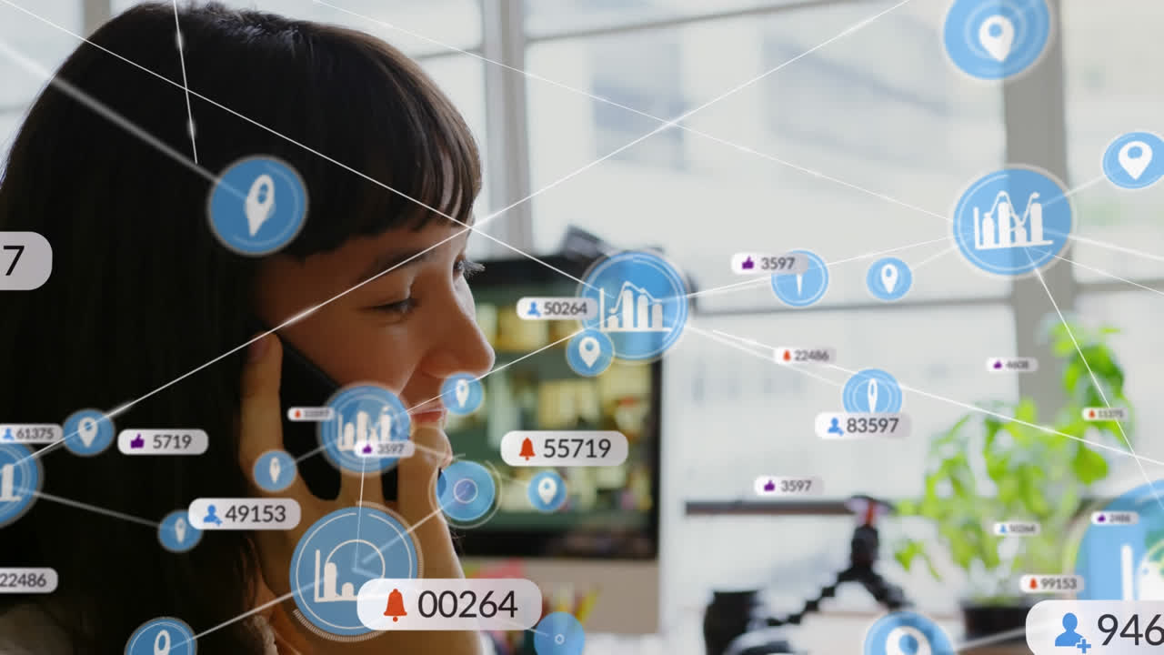 animación de iconos y números de redes sociales con conexiones a través de mujeres caucásicas que usan teléfonos inteligentes
