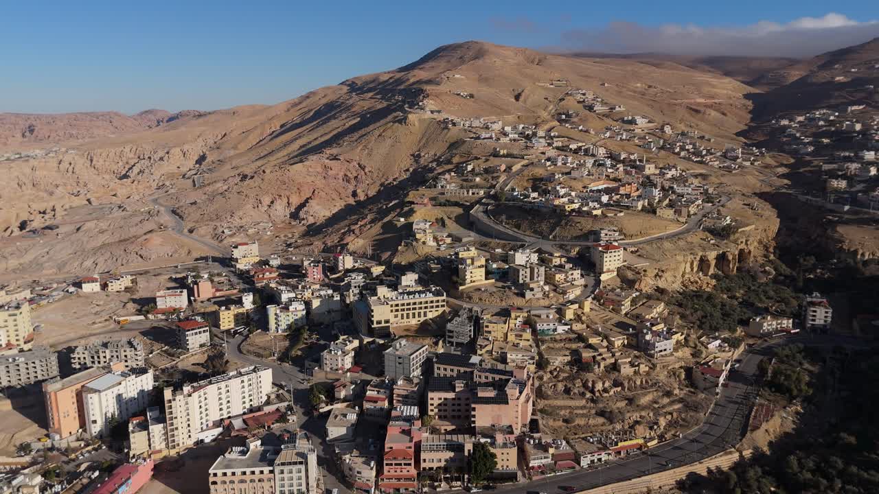 Antik Petra şehrine açılan kapı olan Ürdün'ün Wadi Musa şehrinin, engebeli çöl dağlarının fonunda kentsel yerleşimini gözler önüne seren sinematik bir hava drone çekimi