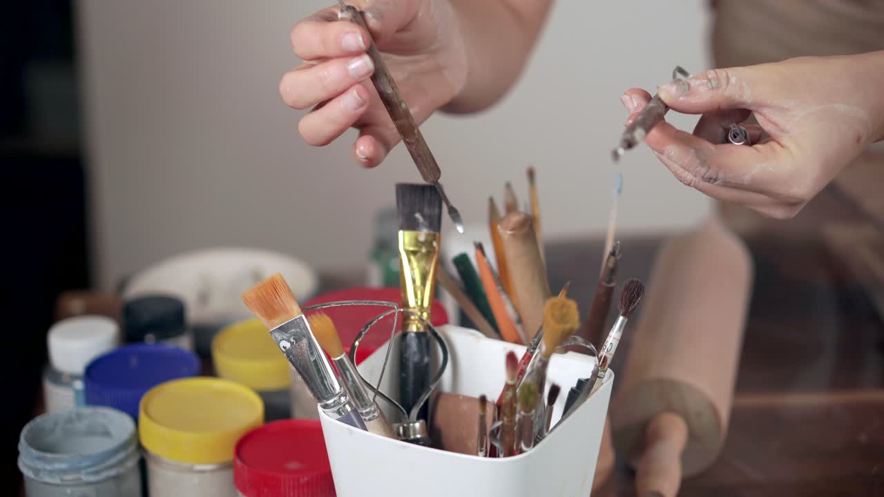 도자기 도구 를 사용하는 장인